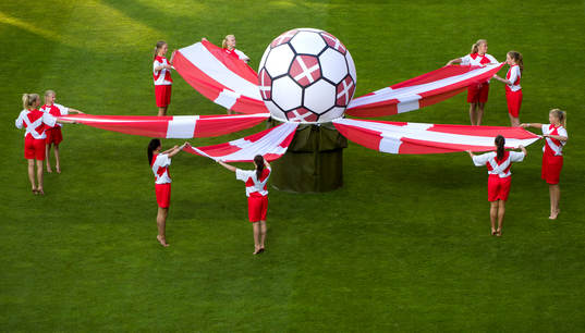 Invigning innan matchen mellan Sverige och Danmark