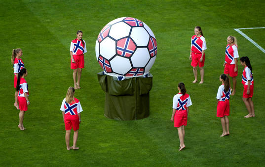 Invigning innan matchen mellan Sverige och Danmark