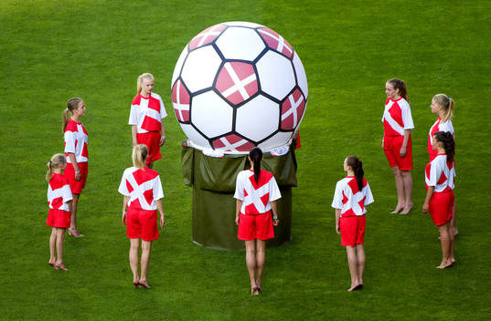 Invigning innan matchen mellan Sverige och Danmark