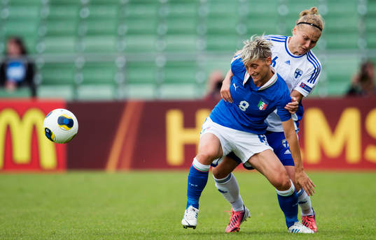 Italiens Melania Gabbiadini och Finlands Laura Kivistö