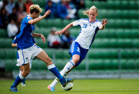 Italiens Cecilia Salvai och Finlands Emmi Alanen