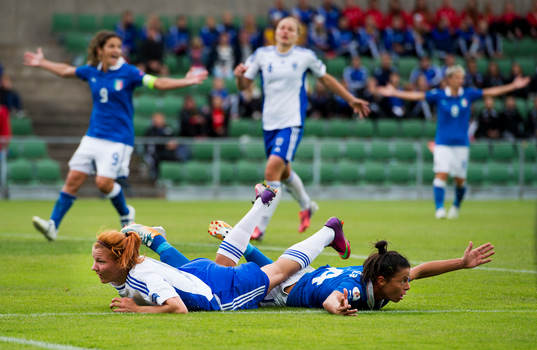 Finlands Natalia Kuikka ramlar över Italiens Sandy Iannella