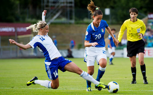 Finlands Sanna Talonen bryter framför Italiens Raffaella
