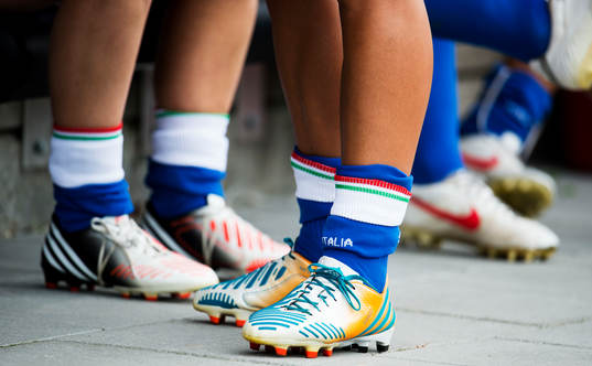 Italienska skor innan matchen mellan Italien och Finland