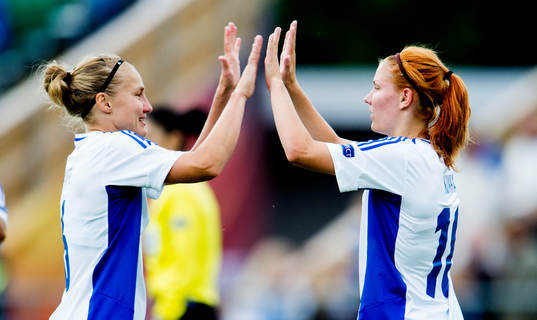 Finlands Laura Kivistö och Natalia Kuikka jublar