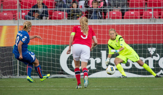 Margrét Lára Vidarsdóttir, island, kvitterar 1-1 på