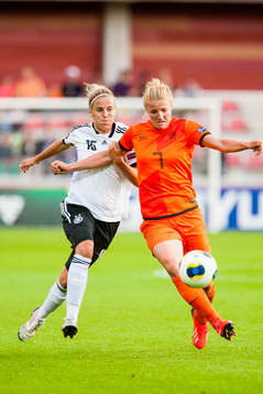 Tysklands Jennifer Cramer tar tag i Hollands Kirsten van de