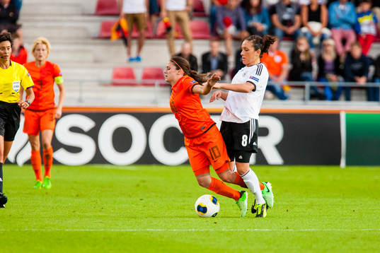 Tysklands Nadine Kessler fäller Hollands Danielle van de