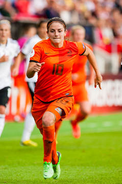 Hollands Danielle van de Donk jagar bollen i matchen mellan