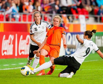 Tysklands Lena Lotzen bryter en passning från Hollands