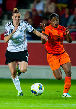 Tysklands Anja Mittag och Hollands Dyanne Bito jagar bollen