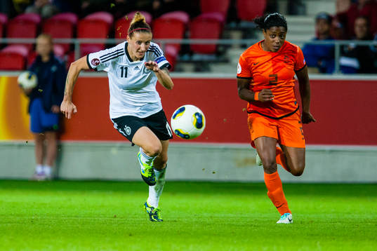 Tysklands Anja Mittag och Hollands Dyanne Bito jagar bollen
