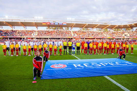 Lagen uppställda innan matchen mellan Tyskland och Holland