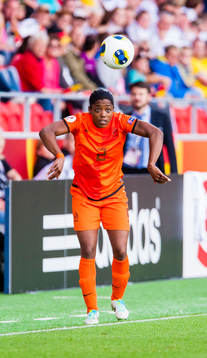 Hollands Dyanne Bito gör ett inkast i matchen mellan