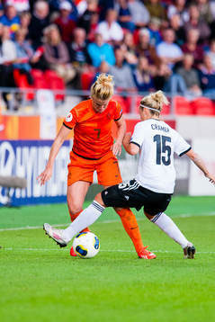 Hollands Kirsten van de Ven blir stoppad av Tysklands