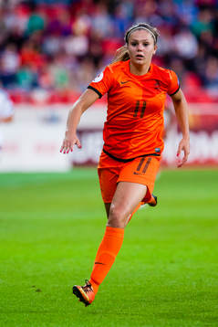 Lieke Martens springer i matchen mellan Tyskland och Holland