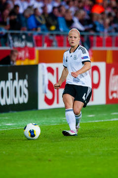 Tysklands Leonie Maier passar bollen i matchen mellan