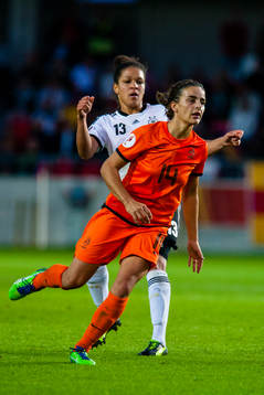 Hollands Renée Slegers tar sig förbi Tysklands Célia