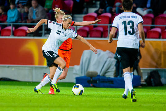 Tysklands Lena Goessling tar sig förbi Holland Kirsten van