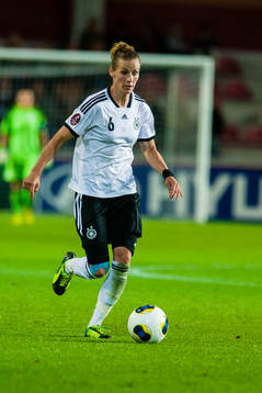 Tysklands Simone Laudehr springer