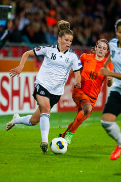 Tysklands Melanie Leupolz och Hollands Danielle van de Donk