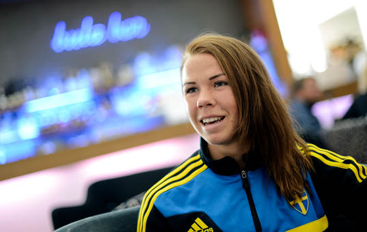 Sveriges Jessica Samuelsson blir intervjuad