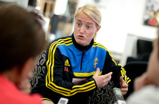 Sveriges Marie Hammarström blir intervjuad