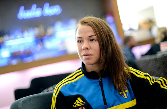 Sveriges Jessica Samuelsson blir intervjuad