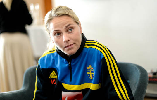 Sveriges Lisa Dahlkvist blir intervjuad