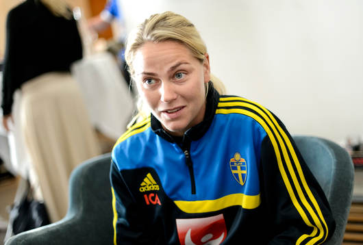 Sveriges Lisa Dahlkvist blir intervjuad