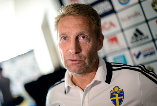 Sveriges finlandsscout Thomas Dennerby blir intervjuad