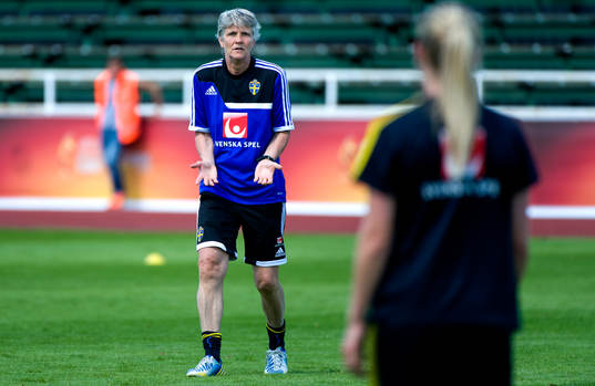 Sveriges förbundskapten Pia Sundhage gör en frågande gest