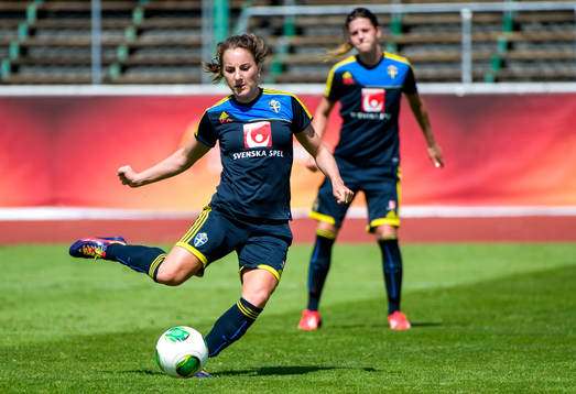 Sveriges Antonia Göransson skjuter bollen