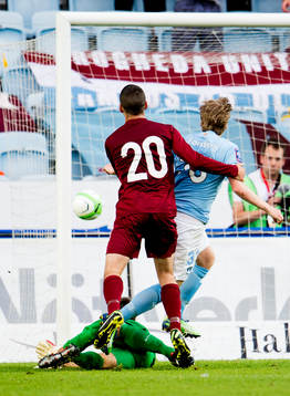 Droghedea United FCs målvakt Gabriel Sava och Michael Daly