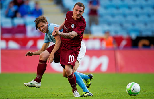 Malmö FFs Simon Thern och Droghedea United FCs Gary
