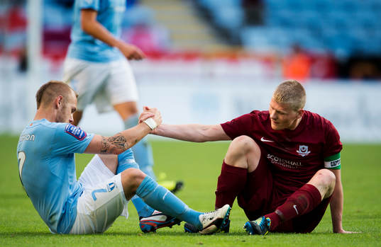 Malmö FFs Magnus Eriksson tar i hand med Droghedea United
