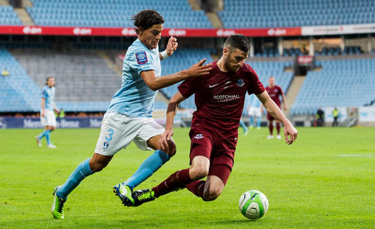 Malmö FFs Miiko Albornoz och Droghedea United FCs Gavin