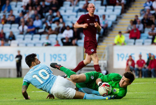 Malmö FFs Jiloan Hamad och Droghedea United FCs målvakt
