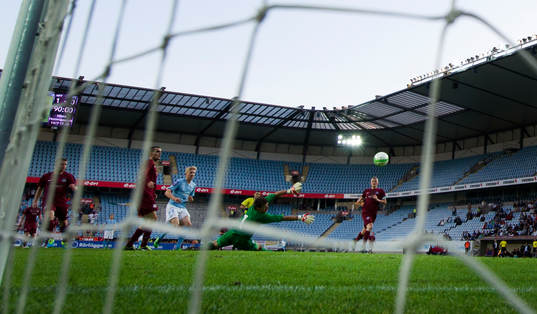 Malmö FFs Simon Kroon gör 2-0 bakom Droghedea United FCs