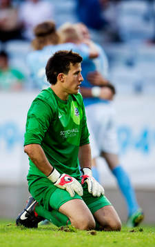 Droghedea United FCs målvakt Gabriel Sava deppar
