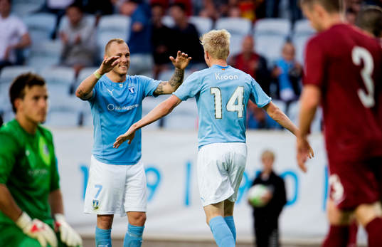 Malmö FFs Magnus Eriksson jublar med Simon Kroon som gjort