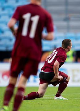 Droghedea United FCs Gary O´Neill tappar sina shorts