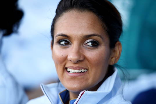 Frankrikes Louisa Necib   på bänken i matchen mellan