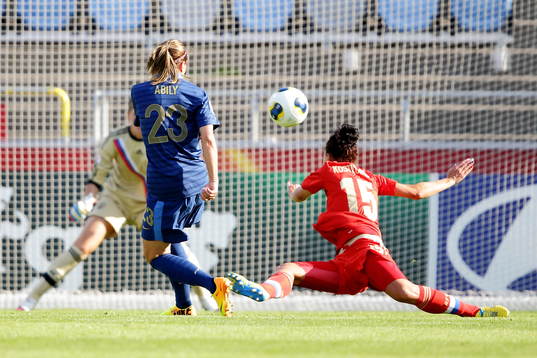 Skott av Frankrikes Camille Abily  men Rysslands Elvira
