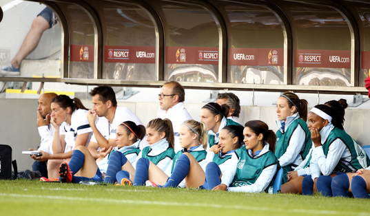 Frankrikes Louisa Necib till höger nederst på Frankrikes