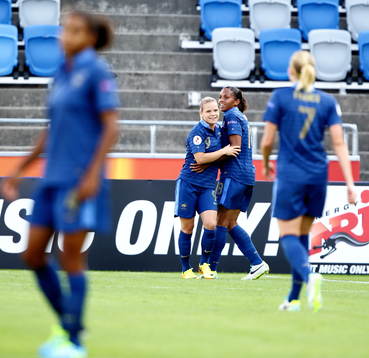 Mål 2-0 av Frankrikes Marie-Laure Deli, här med