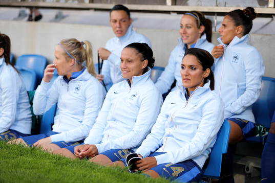 Frankrikes Louisa Necib på bänken i matchen mellan