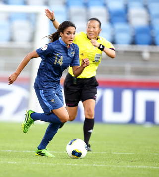 Frankrikes Louisa Necib  och domare Jenny Palmqvist i