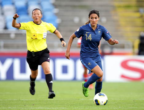 Frankrikes Louisa Necib  och domare Jenny Palmqvist i