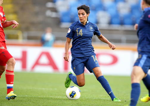 Frankrikes Louisa Necib i matchen mellan Frankrike och